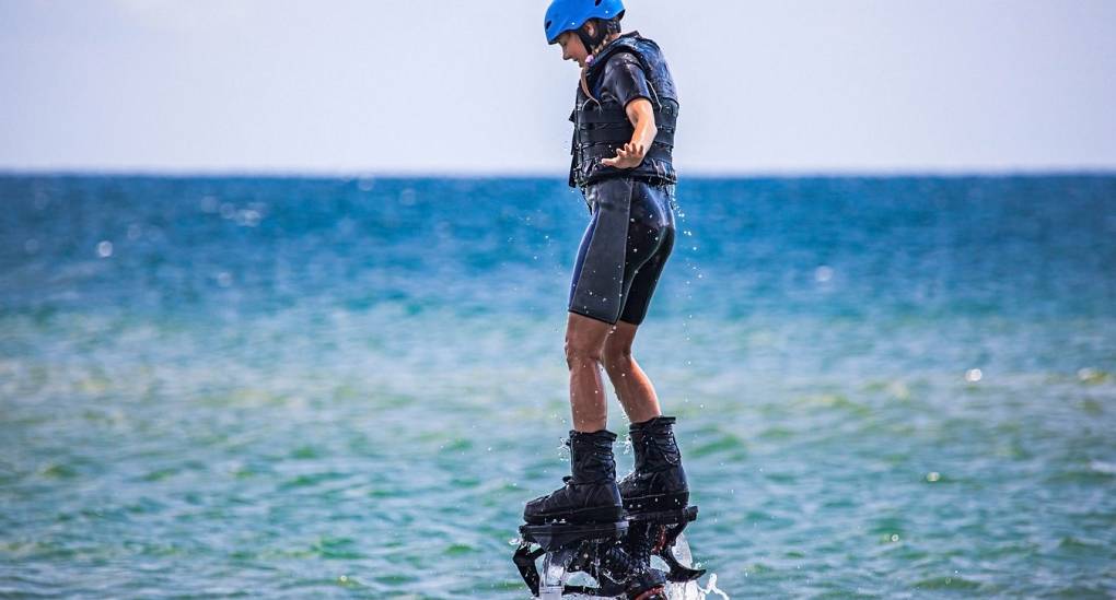 Hen leaning how to flyboard