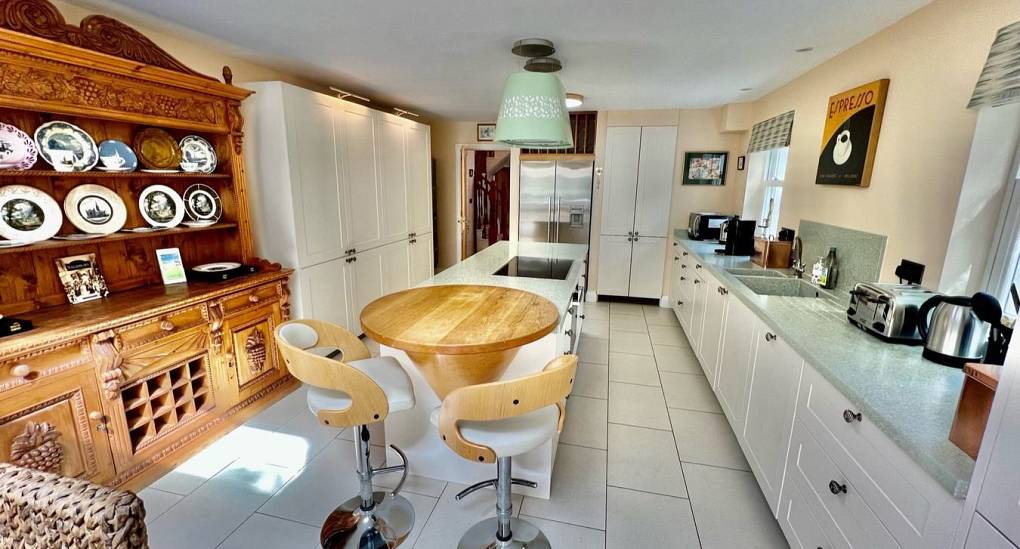 new-forest-bedroom-hen-do-accommodation-kitchen-1