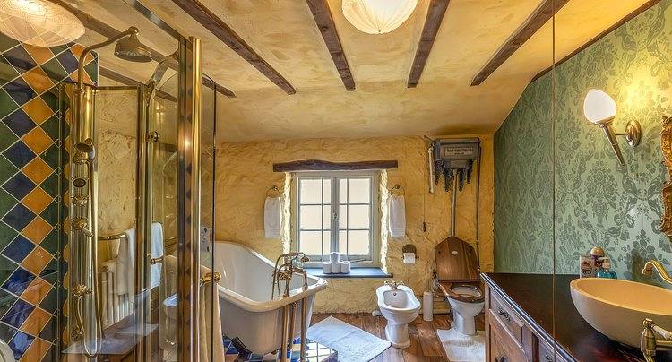 Hen Party Accommodation bathroom in mansion 