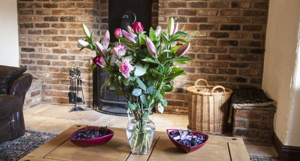 Coffee table in the lounge with vase and flowers