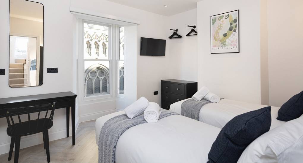 Skyline Master Bedroom: Luxury accommodation with en-suite for Bath Hen Party House