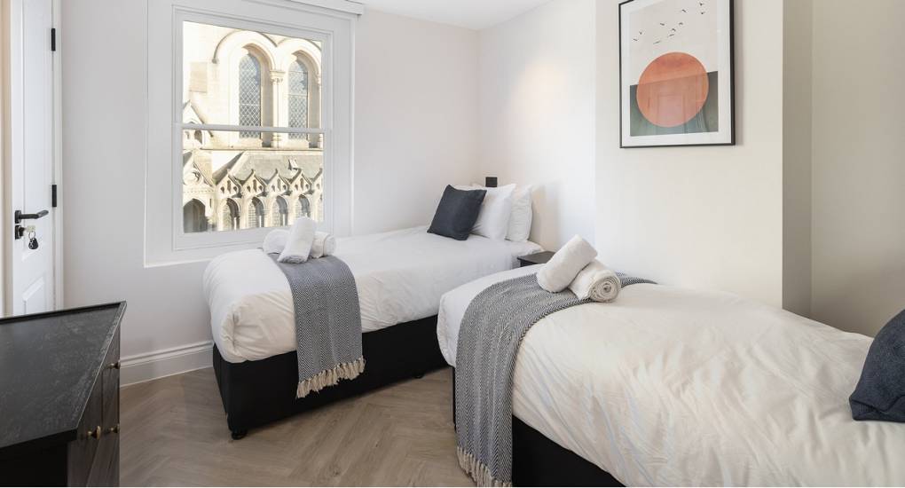 Skyline Bedroom: High-quality sleeping arrangements for a group of 13